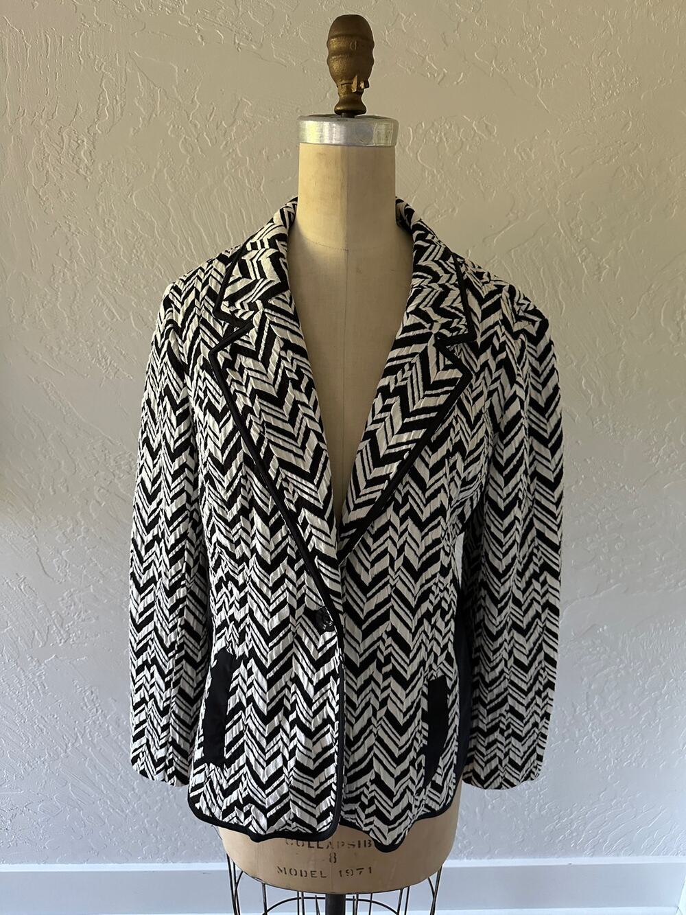 CHICOS | Womens Textured Chevron Blazer $159 Size Large One Button Mixed Media